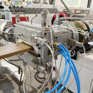 Ligne de machines <span class=keywords><strong>d</strong></span>'extrusion pour la fabrication de clôtures en bois-plastique (PE WPC) : cubes, colonnes, poteaux, clôtures, garde-corps, enceintes – <span class=keywords><strong>Prix</strong></span> usine - Product Image 3
