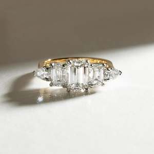 Bague de fiançailles en diamant de laboratoire taille brillant émeraude pour femme, disponible en or jaune, or blanc, or rose, bijoux de mariée de luxe - Product Image 1