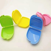 Boîte de rangement portable en plastique pour prothèses dentaires, appareils orthodontiques et aligneurs transparents avec trous de ventilation