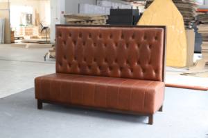 Ensemble <span class=keywords><strong>de</strong></span> mobilier <span class=keywords><strong>de</strong></span> restaurant en forme <span class=keywords><strong>de</strong></span> L sur mesure avec revêtement en cuir PU, banquette capitonnée à dossier haut et table pour hôtel et café - Product Image 6