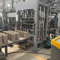 Machine automatique de fabrication de blocs de pavé creux en béton QT4-15 (bordures autobloquantes) avec moteur PLC et pression hydraulique élevée