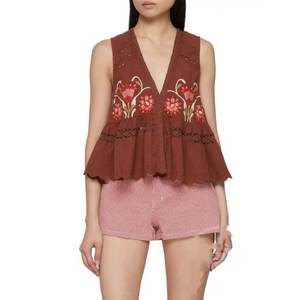 Camiseta sin mangas retro para mujer con bordado floral pesado, cuello en V profundo y ribete de encaje - Product Image 2