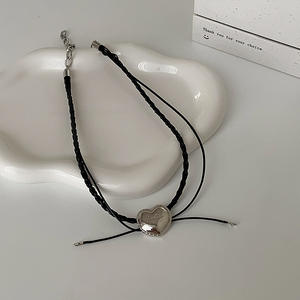 Collier en cuir PU noir moulé, style geek chic, réglable, perle en forme de cœur bombée, tendance, lien en corde cirée, alliage pour les fêtes - Product Image 2