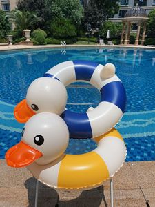 Anillo de natación inflable a granel al por mayor para niños, diseño de flotador de piscina de pato con círculos azules y amarillos, material de PVC - Product Image 5