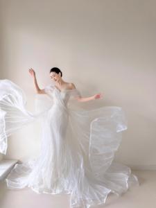 Robe de mariée sirène en organza plissé brillant, avec longue traîne fluide, pour mariage - Product Image 2