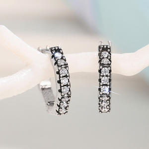 Pendientes de Aro de Oro Blanco con Diamantes, Corte Brillante Redondo, Color G, Naturales, Minimalistas, para Uso Diario de Mujer - Product Image 3