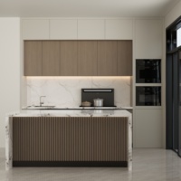 Ensemble de meubles de cuisine de luxe moderne avec îlot en marbre cascade et finition en bois cannelé pour villa, appartement, maison