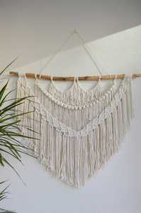 Décoration murale bohème en macramé triangulaire, tissée à la main en corde de coton avec franges et barre en bois pour salon - Product Image 2