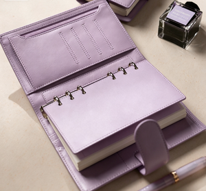 Carpeta de Anillas A7/A8 de Cuero PU Morado con Logotipo Personalizado, Cartera, Funda para Cuaderno de Hojas Sueltas, <span class=keywords><strong>Agenda</strong></span> con Múltiples Ranuras para Tarjetas - Product Image 1