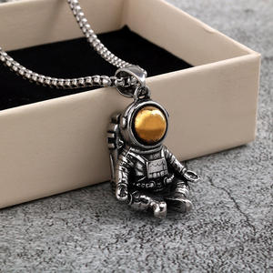 Colgante de astronauta en 3D, dije de dibujos animados de acero inoxidable para regalo de joyería de moda - Product Image 1