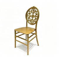 Chaise d'événement en résine dorée avec dossier ajouré à motifs médaillon et pieds à tiges, en plastique moulé imperméable, mobilier de fête