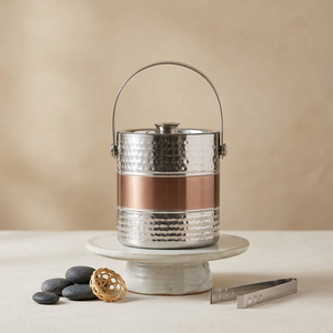 Seau à glace en acier inoxydable design avec poignée et couvercle à finition martelée et pinces, élégant accessoire de bar isolé - Product Image 1