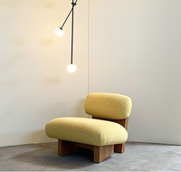 Fauteuil d'appoint moderne de style design avec cadre en bois massif et revêtement en tissu Teddy pour salons, chambres et balcons