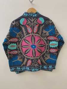 Chaqueta Azul Bohemia de Terciopelo con Bordado Suzani, Chaqueta Corta Japonesa de Primavera, Hecha a Mano, Regalo para Ella, Talla Única, Boutique India - Product Image 2