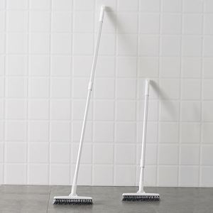 Cepillo de mango largo con cerdas rígidas para limpieza de azulejos, juntas y suelos duros en el baño y el hogar - Product Image 1