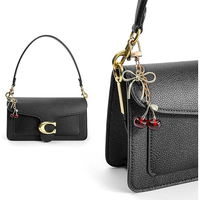 Porte-clés de luxe en cerise de qualité supérieure avec nœud doré et paillettes, breloques pour sacs à main haut de gamme, cadeau de luxe pour femmes, livraison rapide