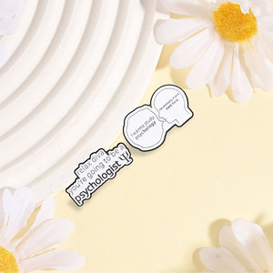 Broche en émail sur le thème de la psychologie, de la santé mentale et de l'humour, avec slogan 'Étudier la psychologie, avoir besoin d'aide, devenir psychologue', bijoux et badges - Product Image 2