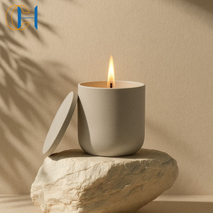 C & H Home Decor Bougie artisanale en argile à la vanille en céramique minimaliste faite à la main - Product Image 3