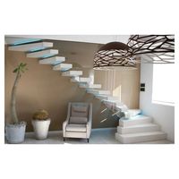 Escalier intérieur courbé Prima avec marches en bois et garde-corps en verre, escalier sur mesure pour villas modernes