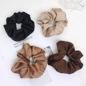 Venta al por mayor <span class=keywords><strong>2026</strong></span> Nuevas y modernas scrunchies de satén liso de 13 cm, banda elástica grande para el cabello, accesorios para coletas de mujer - Product Image 6