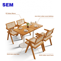 Ensemble table et chaises en bois personnalisables pour restaurant, café, boulangerie, glacier et restauration – Fabrication SEM