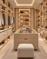 Dressing sur mesure moderne et luxueux avec éclairage LED, armoire intégrée, meuble de rangement ouvert et îlot central pour villa.