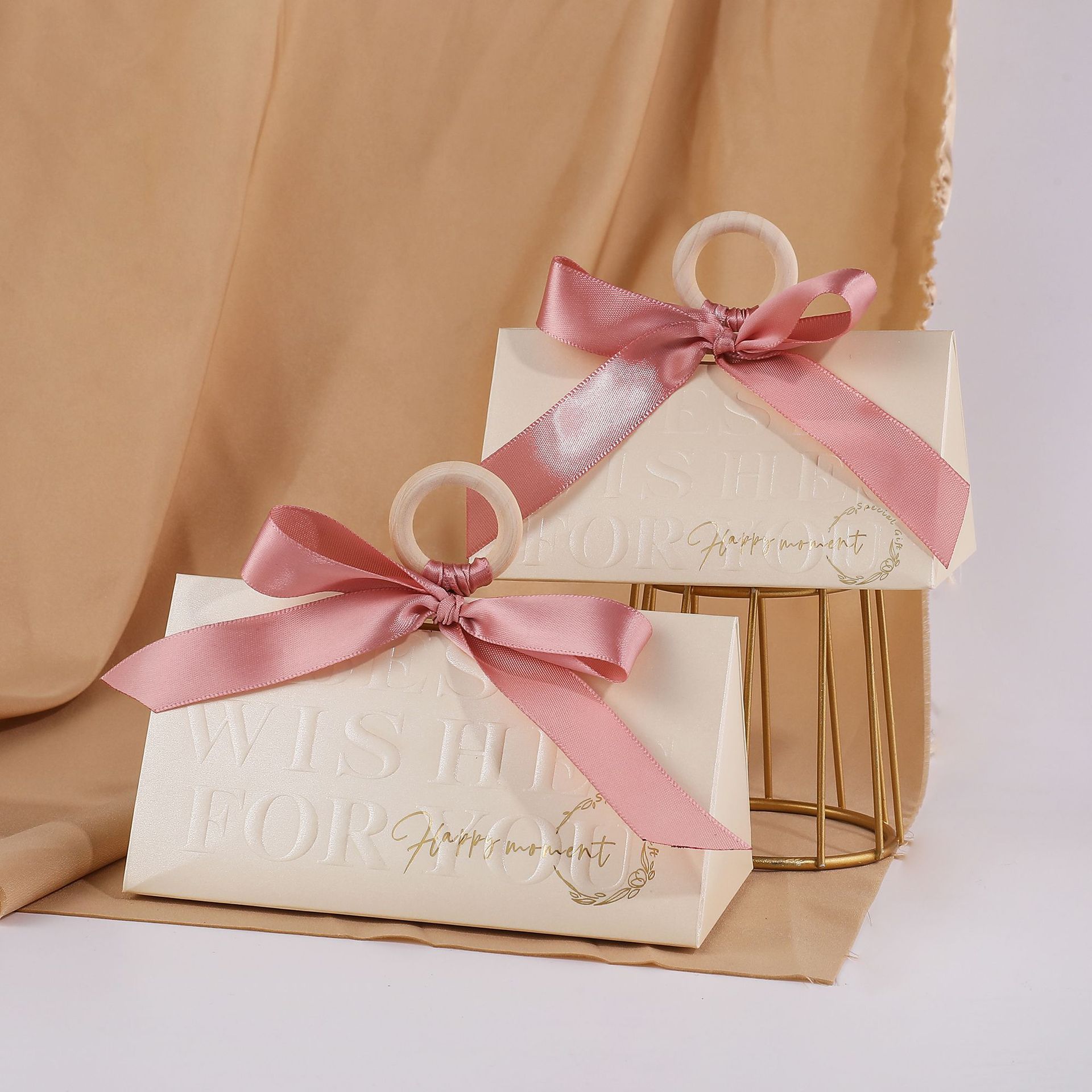 Nouvelle boîte beige + ruban rose