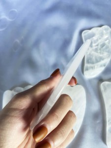 Rodillo de masaje guasha en forma de cuerno de cristal blanco, masajeador facial con logotipo personalizado con caja, cristal blanco de alta calidad gua sha - Product Image 3