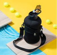 Bouteille d'eau motivante de 74oz 2,2 L demi-gallon avec manchon de rangement isolé camouflage et sangle de transport