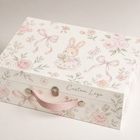 Emballage de vêtements pour enfants nouveau-nés écologiques, design personnalisé gratuit, boîte-cadeau en papier faite à la main avec poignée, vente en gros