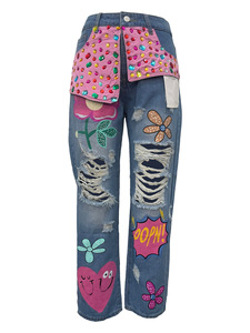 Nouvelle Collection 2026 : <span class=keywords><strong>Jean</strong></span> <span class=keywords><strong>Femme</strong></span> en Denim <span class=keywords><strong>Déchiré</strong></span> avec Strass et Imprimé Graphique – Design Audacieux et Glamour - Product Image 5