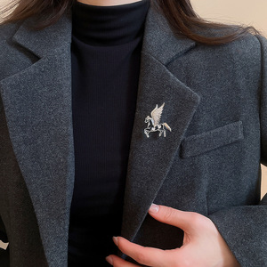 Broche de cobre con circonita hueco de caballo, nuevo estilo chino, diseño de pin para mujer, accesorios de ropa de nicho, broches de lujo para mujer - Product Image 2