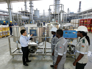 Máquina Refinadora de Aceite Comestible Premium de 500 kg/24 h para Aceite de Palma y Múltiples Aceites Comestibles, Mejore Su Línea de Producción HJ-JLYJ600 - Product Image 2