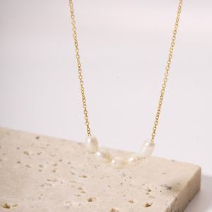 Collier en acier inoxydable plaqué or 18 carats PVD, hypoallergénique, résistant à l'eau, avec perles d'eau douce, pour femme, à porter au quotidien - Product Image 1