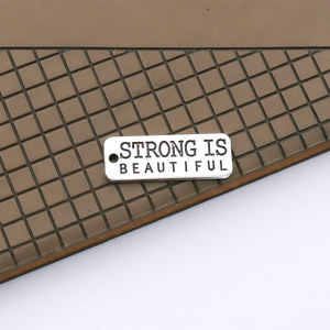 Vintage antiguo plateado dos lados grabado rectángulo estampado hermoso más fuerte que ayer colgante inspirar joyería DIY - Product Image 4