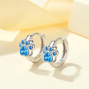 Boucles d'oreilles clous motif patte blanche champagne avec strass en cristal bleu, sertissage clos en argent 925, pour femme, mignonnes, à porter au quotidien - Product Image 3