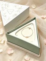 Boîte cadeau rigide triangulaire personnalisée avec logo, gaufrage, impression florale dorée et insert en mousse découpée écologique