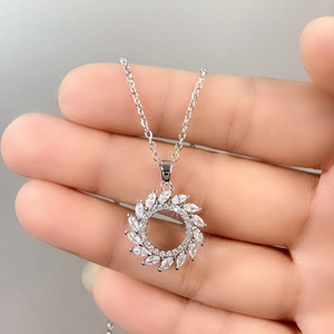 Collana con ciondolo rotondo a foglia d'olivo, design con pietra marquise, elegante catena a clavicola per donna - Product Image 4