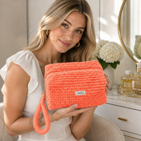 Pochette de maquillage en tissu gaufré doux avec logo personnalisé, légère, pour femmes, avec fermeture éclair et petite poignée, idéale pour les voyages