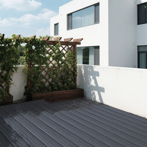 Rayas finas negras en relieve <span class=keywords><strong>WPC</strong></span> <span class=keywords><strong>Decking</strong></span> para exteriores Estructura hueca Resistencia al deslizamiento <span class=keywords><strong>140x25mm</strong></span> <span class=keywords><strong>WPC</strong></span> Floor <span class=keywords><strong>Decking</strong></span> para Patio Garden - Product Image 1