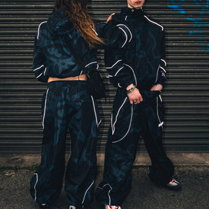 Set Tuta Sportiva Unisex 2 Pezzi in Nylon con Stampa DTG Riflettente per Attività all'Aperto, Giacca a Vento e Pantaloni, Vendita all'Ingrosso dal Produttore - Product Image 1