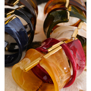 JINYOU 2329 Chic Acrylic Resin Distortion Design Chic <strong>Bangle</strong> 18K Gold Plated Openable <strong>Bangle</strong> for Party Jewelry - Product Image 3