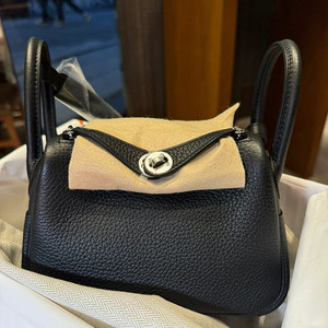 Sac à bandoulière léger en cuir véritable fait main avec fermeture éclair, mini/26/30, style oreiller - Product Image 3