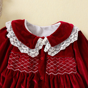 Autunno inverno abito da ragazza a manica lunga con collo in pizzo in velluto dorato con bottoni per bambini abiti natalizi per bambini Stock - Product Image 3