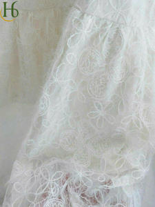 Vestido Midi Blanco con Encaje Floral y Adorno de Plumas, Hecho en Vietnam, Cintura Natural, Bordado con Ojales, Detalle de Lazo Delantero - Product Image 4