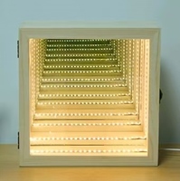 Boîte de présentation personnalisée OEM pour figurine de dessin animé, miroir à effet abyssal à marches infinies, veilleuse LED USB, décoration en bois, cadeau, ornement