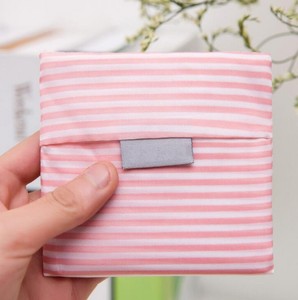 Sac fourre-tout compact et pliable qui se glisse dans la poche de votre manteau ou votre pochette. Ne vous rendez plus jamais sans un sac, qu'il soit <span class=keywords><strong>à</strong></span> la maison ou <span class=keywords><strong>à</strong></span> l'étranger. - Product Image 6