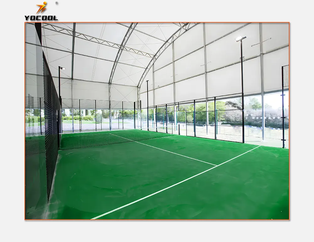 Yeni varış açık kürek tenis spor mahkemesi patlamaya dayanıklı cam 10*20m panoramik Padel mahkemesi fabrika