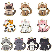 Colgante de esmalte de gatito tabby sentado con pata que se mueve, de aleación en tono dorado, para amantes de los gatos, marcapáginas para diario