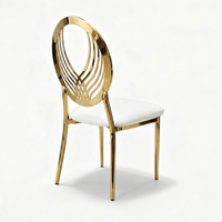 Chaise de salle à manger de mariage moderne avec cadre en acier doré, coussin blanc de luxe et dossier incurvé, idéale pour hôtel